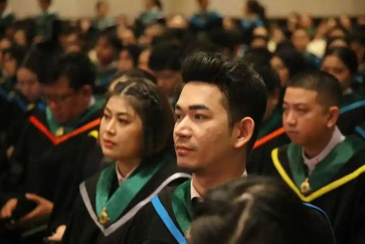 在职老师提升学历英语不好怎么办？中文寒暑假授课！选择留学泰国格乐大学一站式服务！