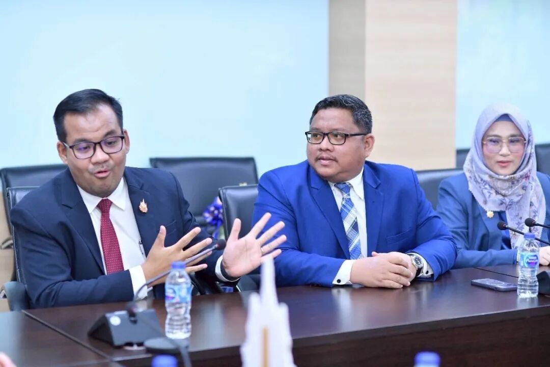 泰国格乐大学代表团拜访泰国高等教育、科学、研究与创新部部长,并就学术与创新合作方向进行会谈