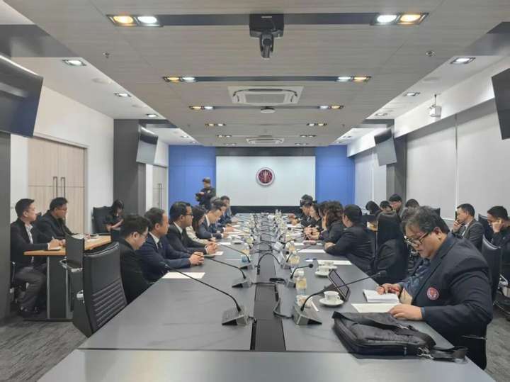 泰国格乐大学陪同中国南京航空航天大学姜斌校长一行拜访泰国高教部！