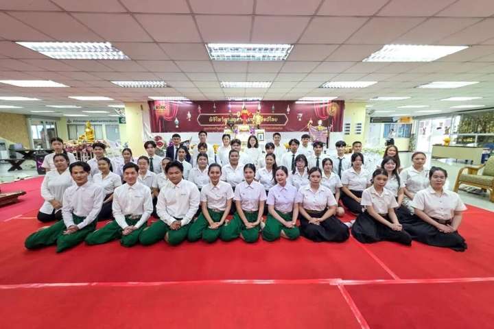 泰国格乐大学学生举办了泰国传统音乐与舞蹈拜师仪式!传承与弘扬泰国艺术文化~